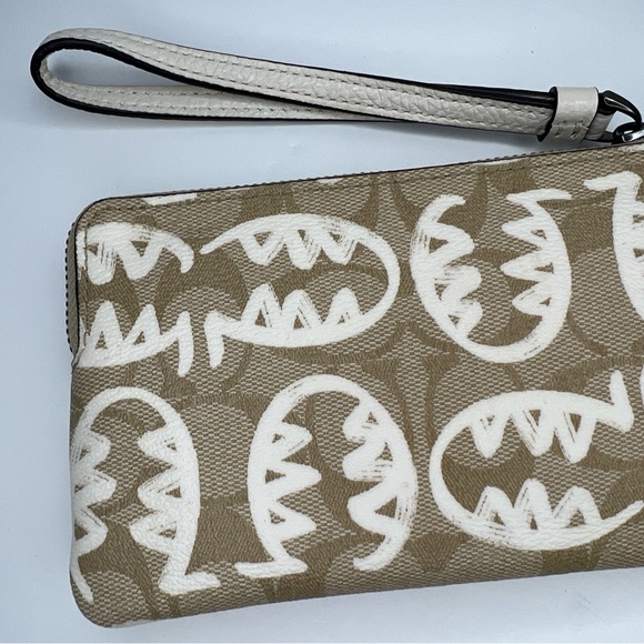 NWT COACH Corner Zip Wristlet Signature Canvas Rexy by Guang Yu Lt Khaki/Chalk - Picture 2 of 13